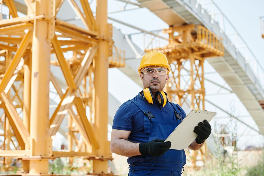 Facilities and operations teams tracking facility and equipment maintenance contract start, end, renewal, and notice windows across a US multi-site portfolio