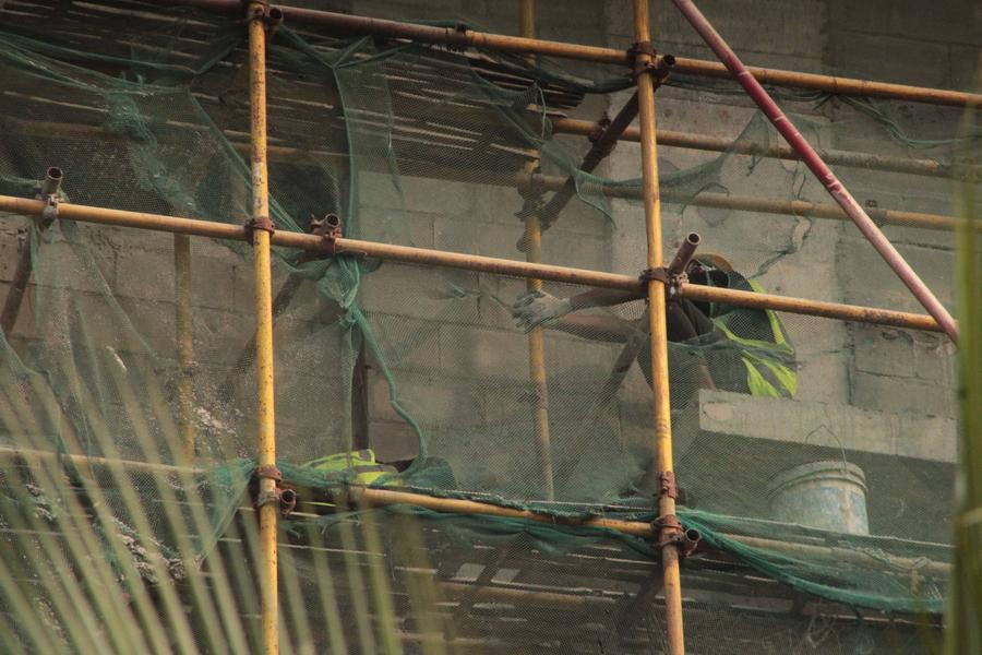 Construction safety teams tracking OSHA Subpart L scaffold user and competent-person training dates and refresher clocks across job sites