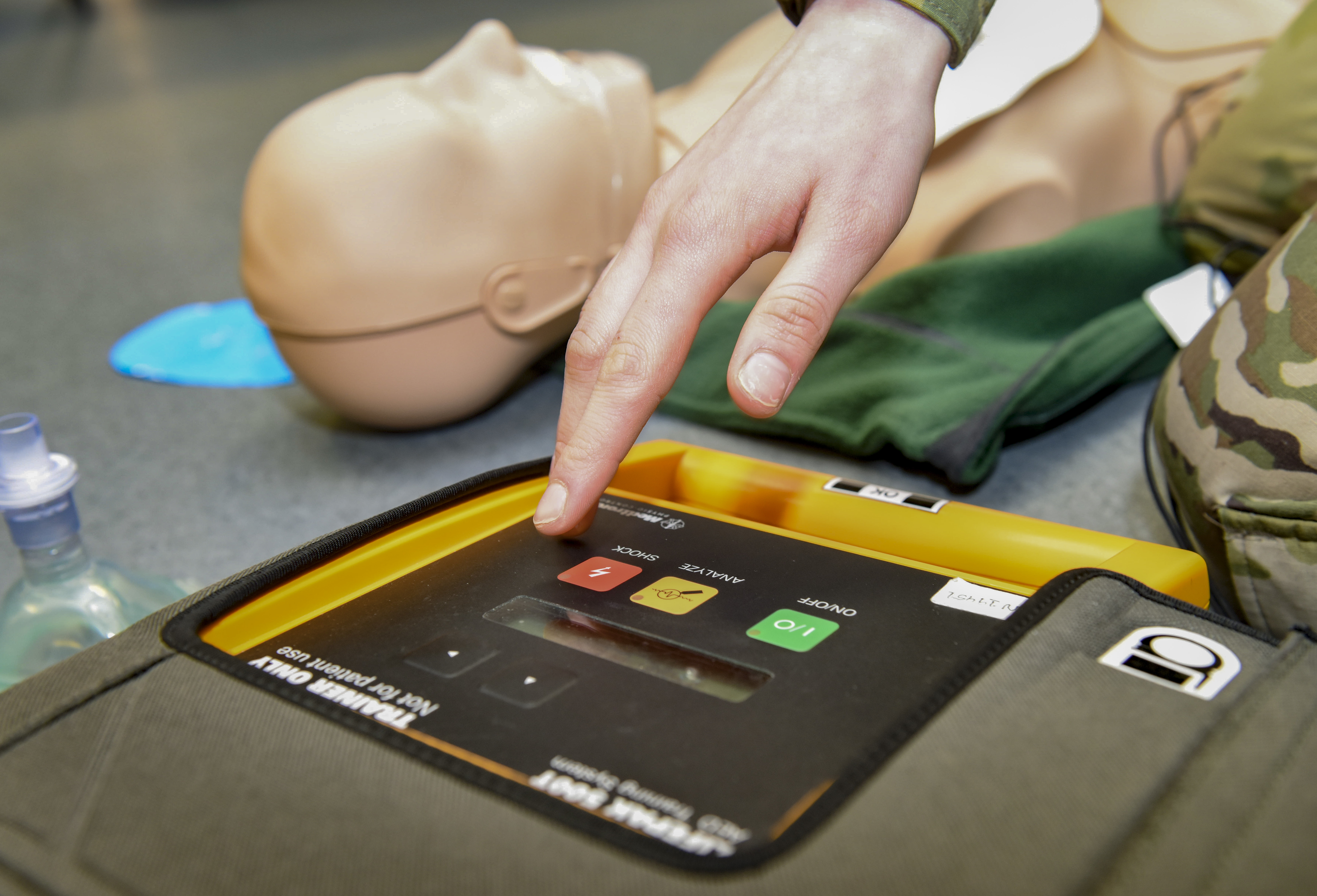 ACLS and AED training class demonstrating emergency response protocols.