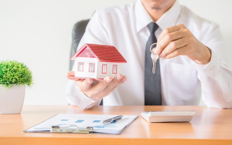 Brokerage operations manager using a centralized dashboard to track real estate license expiration dates